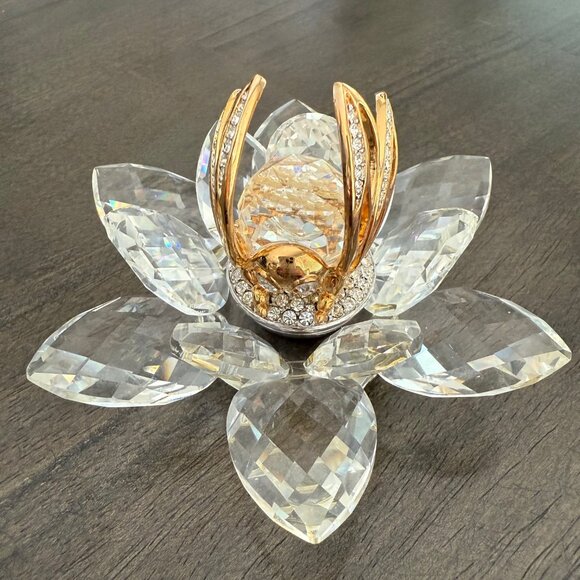 Swarovski Crystal Bumble Bee - trimmed in Gold / in Flight / on Lotus Flower - Picture 1 of 9